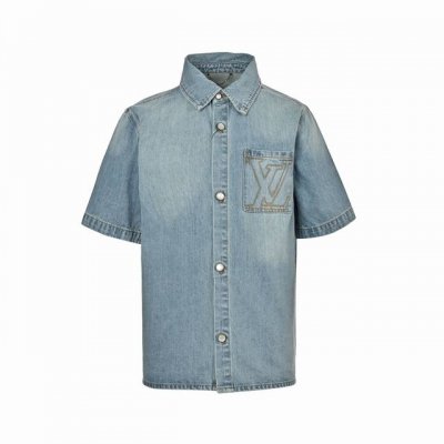 louis Vuitton 路易威登 25Ss 口袋刺绣牛仔短袖衬衫 胸袋刺绣 Lv 标识 浅蓝色渐变牛仔洗水 后部呈现 Damier 正绒面革标签 标识铭纹珠