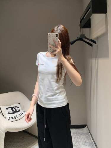 P210 Miumi* 25Ss早春秀场新款 Logo徽标刺绣短袖T恤丨独家高版出品！胸口标志性刺绣徽标点缀，上身轻松驾驭 面料柔软舒适质感超可休闲可优雅，随意
