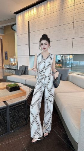 蓝色 白色S~Xl 4个码~ 新款上新时尚印花轻熟风V领马甲背心+阔腿裤两件套装 ，简约大气上档次，优雅干练~ ~ 上身效果很好！超级显瘦 女人味十足~~S尺胸