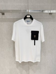 高版本 普拉达2025新款经典圆领短袖 时尚百搭经典元素打造精致工艺专柜面料 顶级元素融合打造 经典短袖3标齐全 潮男时尚 无论是上身舒适度还是都是无可比拟的存