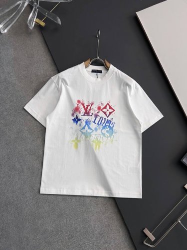 LV* 2025最新款短袖T恤 独家260克重磅打造 休闲时尚的尚佳之选 定制高支80支双股纯棉密柔面料 亲肤性极佳 尺码 S- Xxl 微宽松版型