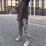款号015 原厂原单石头岛Stoneisland机能金属尼龙口袋刺绣徽章休闲长裤薄款反光裤。Ykk五金，采用了尼龙金属料，三标全，立体版型。颜色：黑色 银色 尺