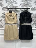 Pd家 25早春新款 三角标无袖连衣裙 拉链 Polo领无袖立体修身剪裁 上身超显完美比例 腰间Logo织带装饰收腰复古时髦 加以经典三角标点缀 辩识度很高 两