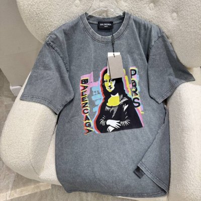 Balenciaga巴黎世家 25Ss夏季巴黎260克短T 一幅涂鸦风格的蒙娜丽莎画像 一个女人有着长长的黑发和黄色的皮肤 站在混凝土墙的中心 她穿着低领的黑色