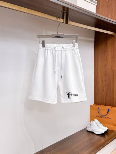 lv 三标齐全 2025夏季新款男士休闲短裤，高级定制面料透气面料 透气弹力舒适度极高，细节无可挑剔，顶级辅料配备，原版Logo设计理念，手感细腻柔软！上身版型