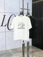 p200。香奈儿。2025春夏新品时尚圆领短袖高级定制百搭款式！更有实用感 任何人都可以轻松驾驭 采用欧棉纯棉面料制作，奢华经典品牌Logo设计，W非常显档次懂