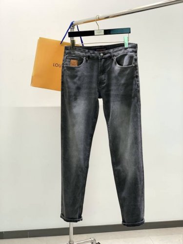louisvuitton 路易威登，2025春季新款，专柜同步有售，原单狠货，水洗休闲牛仔裤，进口原版水洗弹力面料，舒适有弹性，顶级印花工艺字母图案Logo，原