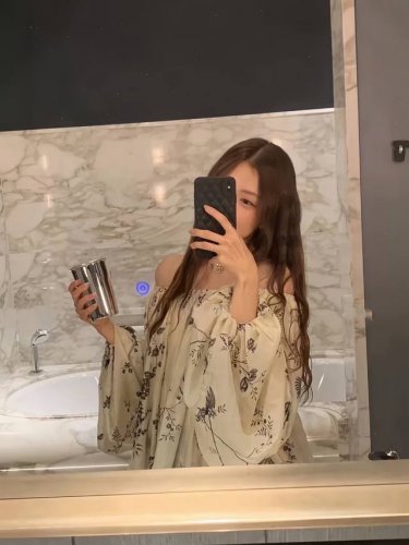 顶尖爆款大量出货赵露思同款藤曼碎枝印花褶款泡泡袖衬衣 枝蔓的线条流利 生动形象 黑与白的色彩对比 意境高雅不落于媚俗 一字肩展现优美的肩颈曲线 优雅迷人 抽褶设
