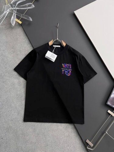 2025独家 新品！Wang*爆款 爆款现货春夏短袖，简约基础衣橱神器， 休闲百搭必备款 做工走线质感一流，两色推荐 微宽松版型 码数M-3Xl