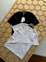 Hazzys哈吉斯2025夏季新款男士休闲小Logo纯棉基础白色短袖T恤衫，这款T恤采用功能性面料制成，具有轻盈、透气、排汗等出众的性能，弹性良好，上身活动自如