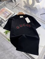 Gucci古驰 新款短袖 日常出门闭眼搭定制丝光弹力棉面料短袖T恤 魅力在于创造了简约奢华感的时尚,随意搭配感受英式风格独特气质. 宽松的版型展现出休闲随意的风