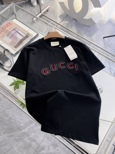 Gucci古驰 新款短袖 日常出门闭眼搭定制丝光弹力棉面料短袖T恤 魅力在于创造了简约奢华感的时尚,随意搭配感受英式风格独特气质. 宽松的版型展现出休闲随意的风