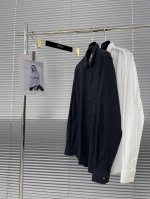 Dio 领子刺绣细节府绸衬衫。 暗扣款，订织府绸全棉面料，面料舒适透气。 颜色:黑，白色。 尺码:38-42 S-Xxl Sjbsp