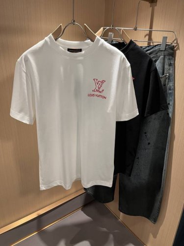 louisvuitt*路易*登 2025春夏全新系列单品上线，非常时髦前卫的一款男女同款短袖T恤，标识Logo图案压绒修饰！区别于以往的不同，宣示品牌传承多年的