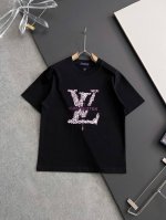 lv* 2025最新款短袖T恤，独家260克重磅打造、休闲时尚的尚佳之选。定制高支80支双股纯棉密柔面料、亲肤性极佳。尺码：S- Xxl 微宽松版型