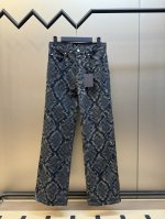 Lv 蛇年 蛇纹牛仔裤 本款滑板牛仔裤取材当季Snakoflage丹宁布，以像素风格的蛇纹提花重绎Damoflage图案。后部Damier标签点缀珠光纽扣和铆钉