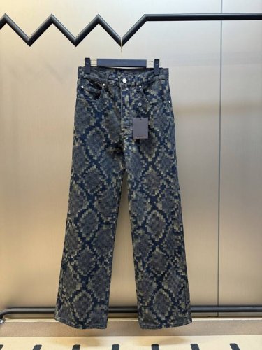 Lv 蛇年 蛇纹牛仔裤 本款滑板牛仔裤取材当季Snakoflage丹宁布，以像素风格的蛇纹提花重绎Damoflage图案。后部Damier标签点缀珠光纽扣和铆钉