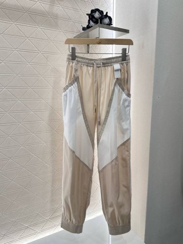 louis Vuutto*2025新品上架 抽绳防晒外套长裤套装 定制Yb环保再生尼龙材质 舒适好穿 挺括有型 翻领抽绳防晒外套长裤套装 胸前采用拉链开襟搭配字
