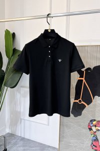 普拉达 2025Ss蛇年春夏新款Polo领短袖系列。精选优质双丝光珠地棉面料，时尚大牌元素Logo设计，上身版型超赞，面料细腻舒适透气，随意搭配都超级好看时尚型