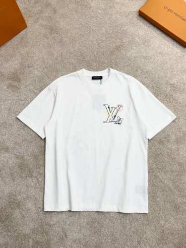 Lv 春夏新款首发专柜最新款短袖圆领T恤 高端订制 设计前卫时尚！品牌Logo重工艺设计刺绣。高端定制新疆棉 手感柔软.穿着舒适.专柜级别精致车线.做工精细.上