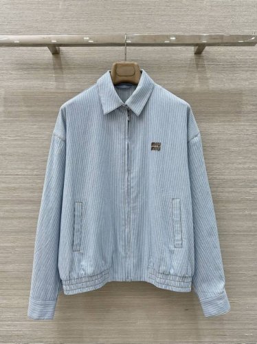 独家首发原单品质Miu系少女穿搭 知性分子学院风蓝条纹男友风外套 男女同款宽松版型时髦帅气 上身可甜可盐少女风 甜酷兼备减龄穿搭 不挑人短款版型上身巨显瘦 定制