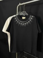 款号：He210 Gucci-古驰新款领口高温烫钻圆领短袖 面料采用280克双股双纱纯棉面料，手感舒适柔软，上身舒适透气，领口采用同缸同色罗纹，不紧绷，不变形，