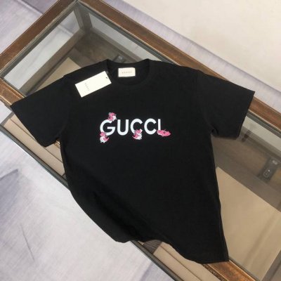 Gucci 古驰 2025最新款短袖T恤，绝对的顶级爆款，胸前立体字母Logo印花工艺，图案立体精美，细节处处动人，非常独特的设计，大气，简约，基础，耐看，但又