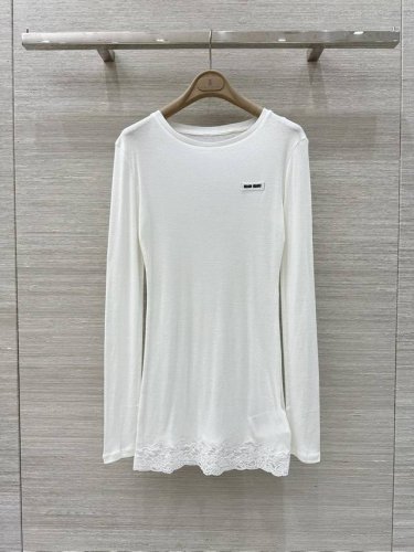 独家首发原单品质，Miu系少女穿搭！纸片人穿搭！进口莱赛尔纯棉长款打底衫！定位刺绣蕾丝花边设计。超级显瘦神器叠搭单品！白富美必入气质单品休闲舒适。修身版型不挑人