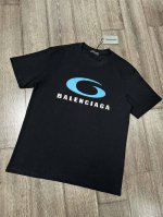 Balenciaga ：短袖T恤 工艺：印花 颜色：黑色 白色 码数：S~Xl 面料：精梳紧密棉盖棉280G 柔顺手感，做工细致。男女同款宽松版型！