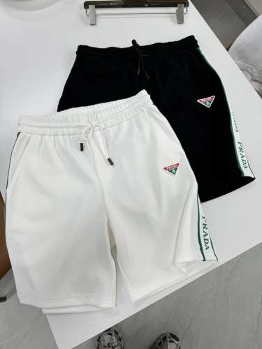 230 Prada*25S夏季新款运动休闲五分短裤.侧身新款织带定制设计.凸凹感十足.口袋下方绣花三角标搭配.层次分明 基础休闲的松紧腰五分裤版型裁剪，上身无需