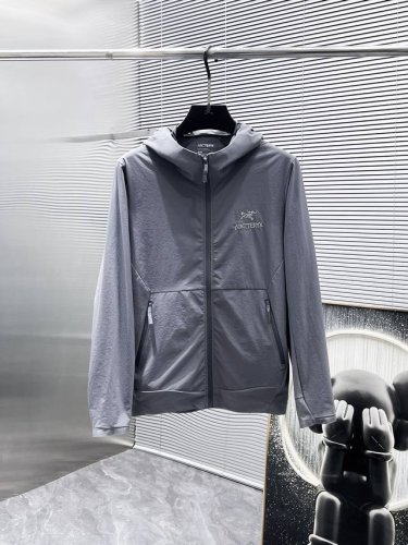 始祖鸟 2025新品夏季防晒服 时尚帅气 简约百搭款 定制原版面料 不仅挺括 保持潮流的廓形 又穿着舒适 纱织更细腻 码数M-Xxl 175.140穿M