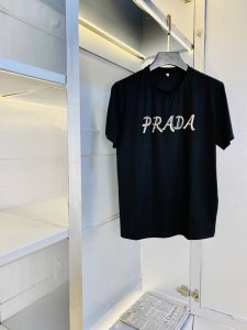 穿240斤 胖子福音 情侣款 码数 M-6Xl 普拉达prada 原单品质 2025最新款 圆领短袖T恤衣服 精选专柜订制顶级双丝光棉进口面料 所有细节做工完美