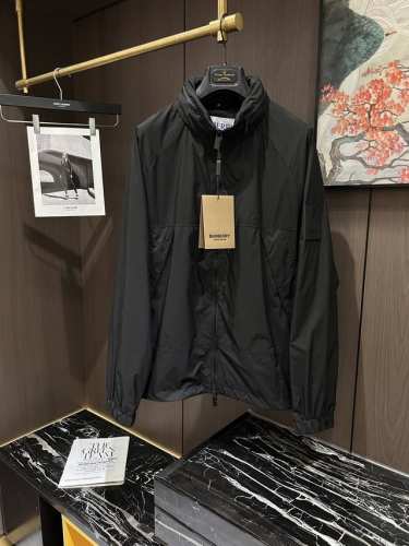 Bur25S早春男士隐藏式连帽外套夹克.......主体高密度聚酯纤维面料 满足于常规休闲且包容所有场合的着装需求，出在穿搭季属于极出色的首选单品，实穿性极佳！