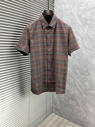 巴宝‘’春夏新款男士短袖衫，品牌最新设计元素！既不单调也不复杂,恰到好处的展现品味！客供顶级定制珠地棉面料！舒适吸汗透气根本不在话下,面料独具的高奢感呈现简约优