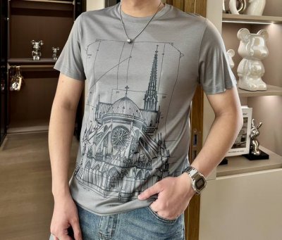 sg 爱*仕 春夏最新古典建筑印花男士圆领T恤衫，前身独具创意的古典建筑图案，采用高端高难度的手工台板印花，其精细度和复杂度都要比一般的普通印花和数码印花要难上