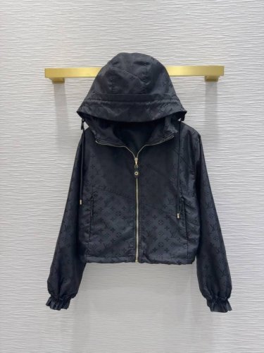 louis Vuitto*2025Ss新款防晒衣 特殊材质有肌理感 每个小细节都非常注重 恰到好处的高级感 立体剪裁 让成衣上身更为精致洋气 实物太赞啦 Sml