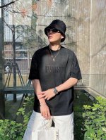 Balenciaga短袖 面料采用进口机器织造而成，布面纹路的独特性创造出完美的成衣效果 面料采用新疆棉高克重 搭配320克1*1罗纹，4色环保定染面料、螺纹同