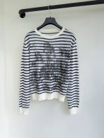 Dio25春夏新款海军蓝色和白色亚麻混纺针织面料D-Stripes 图案和palms 茹伊印花图案条纹针织上衣出货这款针织衫来自Iviera限定系列饰以由彼得罗