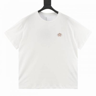 prada 普拉达 字母刺绣徽标圆领短袖 采用26S双纱面料，280G；搭配32支双纱，300G。26S双纱面料由双层纱线织成，具有良好的透气性，能够帮助保持身