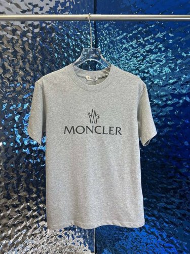 moncler 蒙口 春夏最新款 字母图案 纯棉面料 极为亲肤舒适 摸上去手感非常的柔软 质感很好 做工细致 完美体现立体感 符合品牌一贯的设计风格 整体非常不