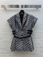 d家 25早春新款 皮革装饰Logo提花短袖上衣+ Logo提花搭片式半身裙 经典西装领短袖短款上衣 高级又时髦 腰间两侧皮扣装饰酷飒有型 减龄又高级 一系列搭