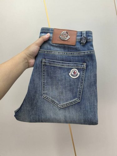 蒙口。2025春夏最新推出男士牛仔裤新品！重工水洗牛仔面料，定制面料和一般牛仔布料比起来，更加柔软舒适！超重工洗水工艺 双工艺洗水 整条裤子，手感舒适，细腻程度