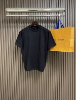 lv 全身刺绣短袖T恤，面料采用珠地棉，进口田岛机刺绣，整体走线平直细腻，面料舒适柔软，颜色一致无色差 能与同款搭配营造时尚造型，驾驭各种场合，定制辅料，三标齐