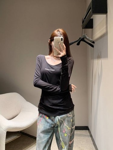 Chorme Heart* 25Ss春夏新款 透视梵文印花长袖T恤丨独家高版出品！这件打底衫也太好看了吧出片效果打满分版型真的巨显身材 视觉上拉长人体的比例 显