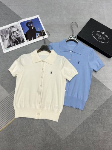 高品质拉夫 2025夏季新品 超好看的轻薄针织短袖 经典的polo衫款式 简简单单的老钱风 天蓝色和奶白色 定制激光纽扣～ Sml