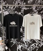 巴黎家 Ss夏装新品 专柜在售 最新系列图案Logo短袖T恤 必须人手一件的节奏 进口顶极100%纯棉面料 极为亲肤舒适 摸上去非常的细腻 质感很好 完美体现立