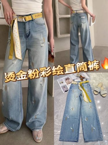 烫金粉彩绘直筒牛仔裤，绝对是吸睛利器。经典牛仔蓝搭配个性破洞，复古又时髦，烫金粉彩绘细节更是点睛之笔，增添潮流气息。宽松直筒版型，不挑腿型，轻松藏住腿部肉肉。搭