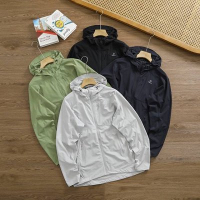上新 品牌：凯乐石 Kailas 尺码：S-M-L-Xl-Xxl 颜色：黑色-绿色-藏青-灰色 类型：轻量户外运动冰丝透气皮肤衣 材质：冰丝凉感面料 领型：连帽