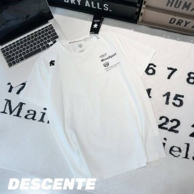Descente迪桑特胸前35字母短袖 男女同款 -面料：采用原版一比一面料。 -辅料：原版拆解开发，一比一定制的小标，领标，水洗，吊牌，五金等等。 -工艺：原