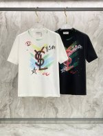 圣罗兰25Ss夏季新款手绘短袖T恤！专柜同步，每一件都是纯手工画制而成.独特的Logo 个性艺术系列全网独家首发 百搭款细节处理完美240克纯棉面料十分精致 原